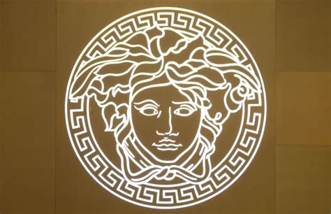 versace simbolo medusa perche|versace medusa meaning.